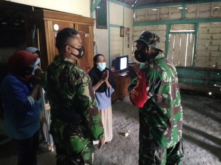 Warga Penerima Bingkisan Ucapkan Terima Kasih Kepada Anggota Satuan Tugas TMMD Bojonegoro